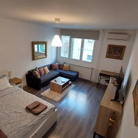 Bright & Quiet - Skadarlija Bělehrad